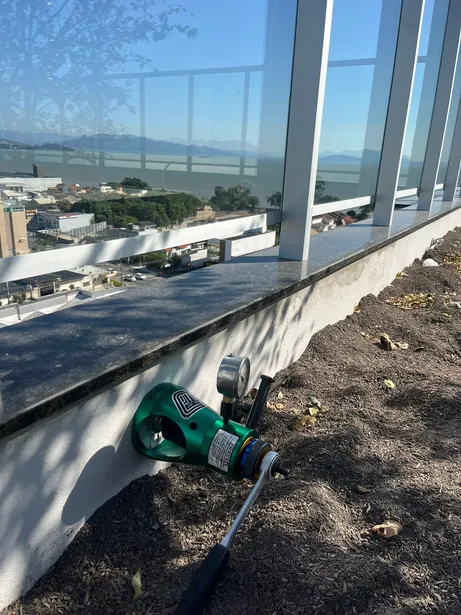 Ponto de ancoragem instalado junto a esquadria de fachada