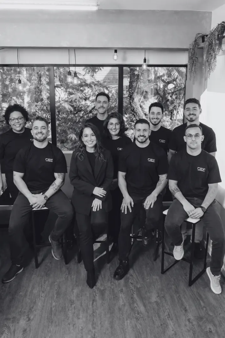 Equipe REV1 reunida no escritório